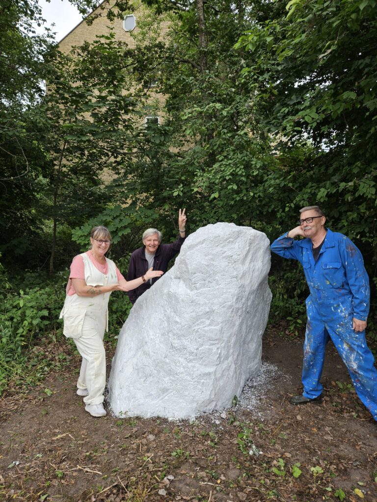 Anna Edqvist Thulin, Håkan Agnsäter och Staffan Thulin, trötta men nöjda efter att ha målat Vita sten vit.