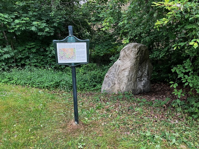 Gränsstenen Vita sten innan den målades.